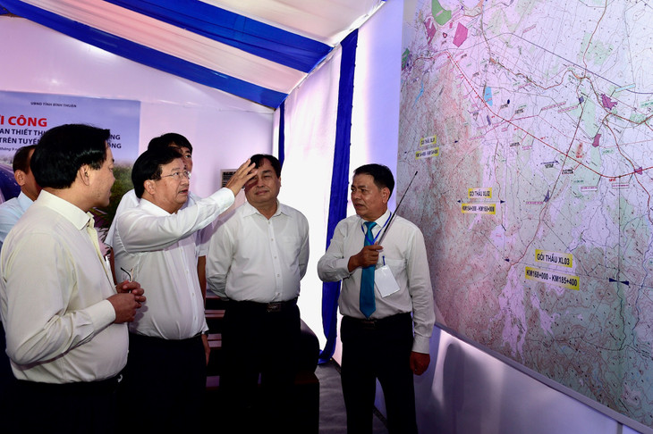 Phó Thủ tướng Trịnh Đình Dũng dự lễ khởi công dự án Vĩnh Hảo - Phan Thiết tại địa bàn xã Vĩnh Hảo, huyện Tuy Phong, tỉnh Bình Thuận. Trong ảnh: Phó Thủ tướng quan sát Bản đồ định tuyến cao tốc Vĩnh Hảo - Phan Thiết.