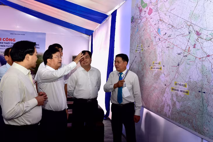 Phó Thủ tướng Trịnh Đình Dũng dự lễ khởi công dự án Vĩnh Hảo - Phan Thiết tại địa bàn xã Vĩnh Hảo, huyện Tuy Phong, tỉnh Bình Thuận. Trong ảnh: Phó Thủ tướng quan sát Bản đồ định tuyến cao tốc Vĩnh Hảo - Phan Thiết.