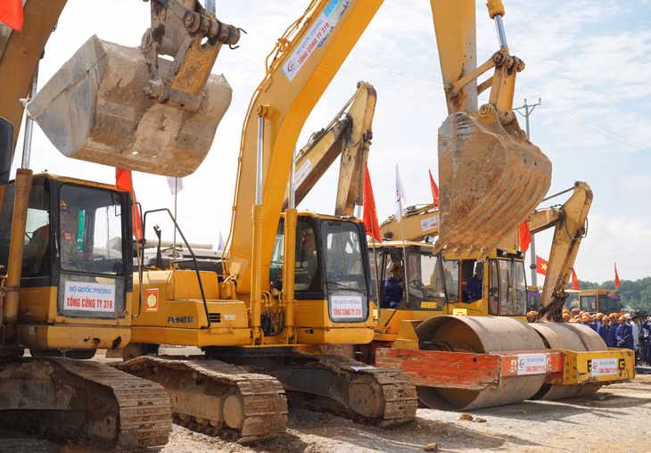 Dự án thành phần đầu tư xây dựng đoạn Mai Sơn – Quốc lộ 45 đi qua địa phận 2 tỉnh: Ninh Bình, Thanh Hóa có chiều dài tuyến khoảng 63,37 km, trong giai đoạn 1 xây dựng 4 làn xe hạn chế; tổng mức đầu tư giai đoạn phân kỳ là 12.111 tỷ đồng, trong đó chi phí xây dựng và thiết bị 7.684 tỷ đồng.