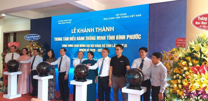 Lãnh đạo UBND tỉnh Bình Phước và lãnh đạo Tập đoàn VNPT nhấn nút khai trương Trung tâm IOC