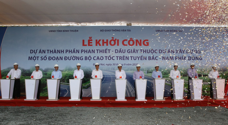 Cùng thời điểm, Phó Thủ tướng Thường trực Trương Hòa Bình dự lễ khởi công dự án Phan Thiết - Dầu Giây tại xã Hàng Gòn, TP Long Khánh, tỉnh Đồng Nai.