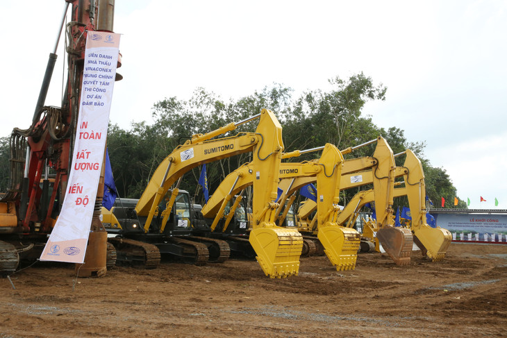 Dự án thành phần cao tốc Phan Thiết - Dầu Giây đi qua địa phận 2 tỉnh: Bình Thuận và Đồng Nai có chiều dài khoảng 99 km; giai đoạn 1 xây dựng theo quy mô 4 làn xe với tổng mức đầu tư điều chỉnh là 12.577,487 tỷ đồng, trong đó, chi phí xây dựng là 7.201 tỷ đồng.