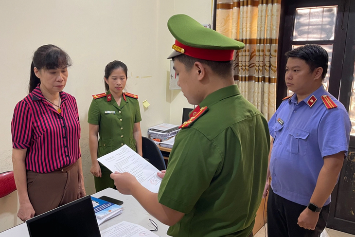 Cảnh sát tống đạt quyết định khởi tố bị can với bà Nông Thị Nghiệp, Chủ tịch UBND phường Duyệt Trung Cảnh sát tống đạt quyết định khởi tố bị can với bà Nông Thị Nghiệp, Chủ tịch UBND phường Duyệt Trung