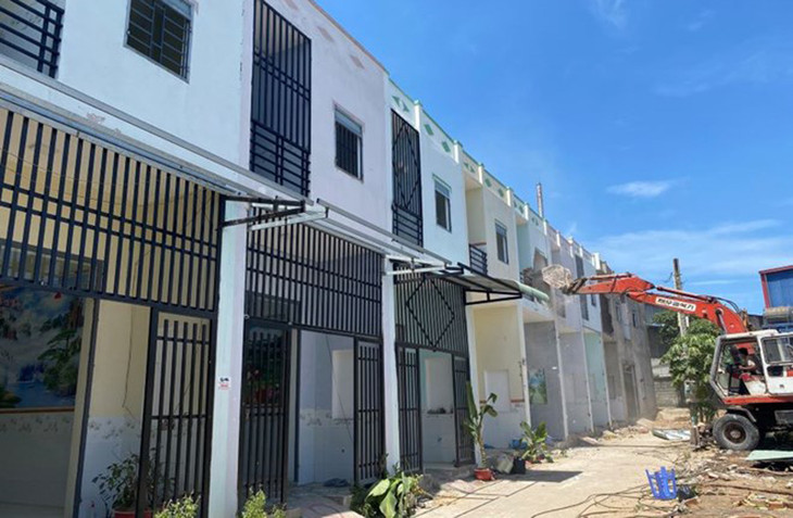 Lực lượng chức năng cưỡng chế một công trình trái phép tại địa bàn Thành phố Tân Uyên Lực lượng chức năng cưỡng chế một công trình trái phép tại địa bàn Thành phố Tân Uyên