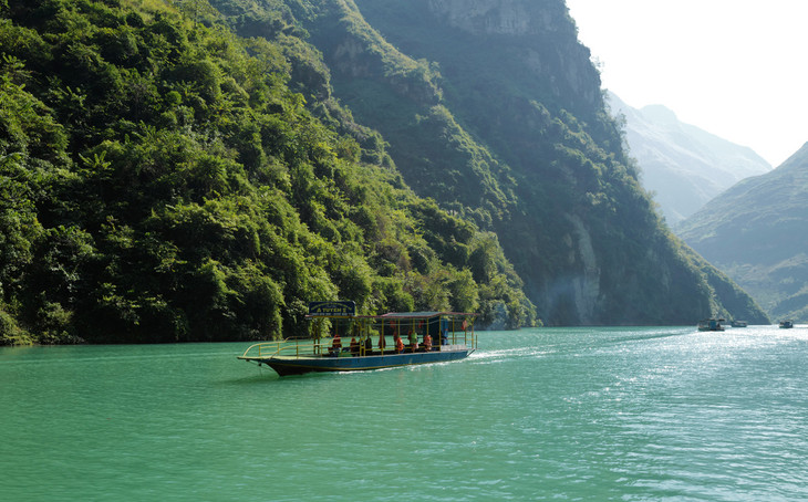 Tàu du lịch chở khách trên sông Nho Quế