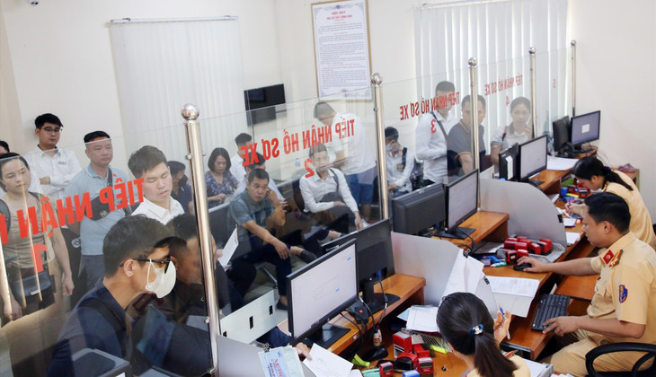 Người dân tới trụ sở CSGT để làm thủ tục cấp biển số định danh