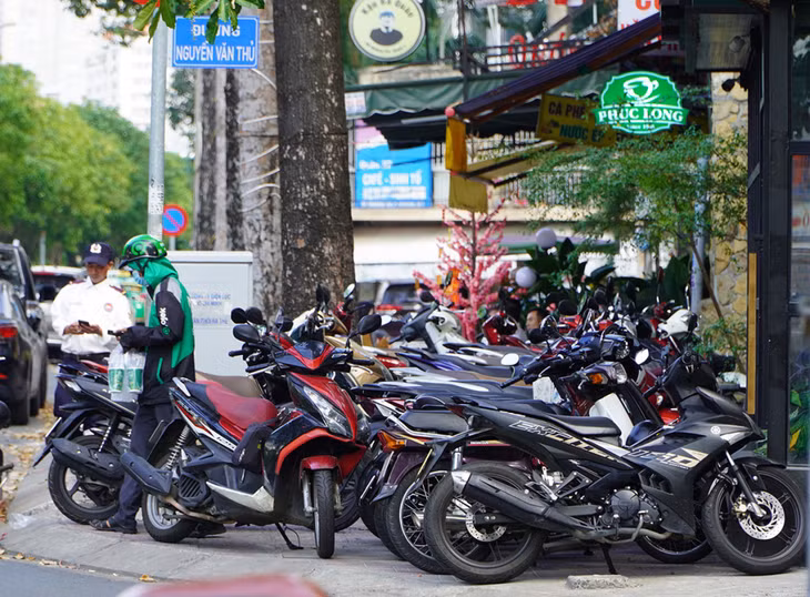TP.HCM dự kiến cho sử dụng một phần vỉa hè, lòng đường làm điểm giữ xe, kinh doanh... có thu phí