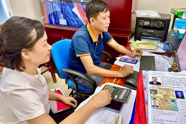 Khi tích hợp giấy phép lái xe, đăng ký xe vào VNeID, người dân có thể trình ra để CSGT kiểm tra