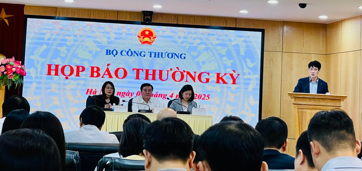 Ông Tạ Hoàng Linh, Vụ Phát triển thị trường nước ngoài phát biểu tại họp báo. Ảnh: Việt Anh