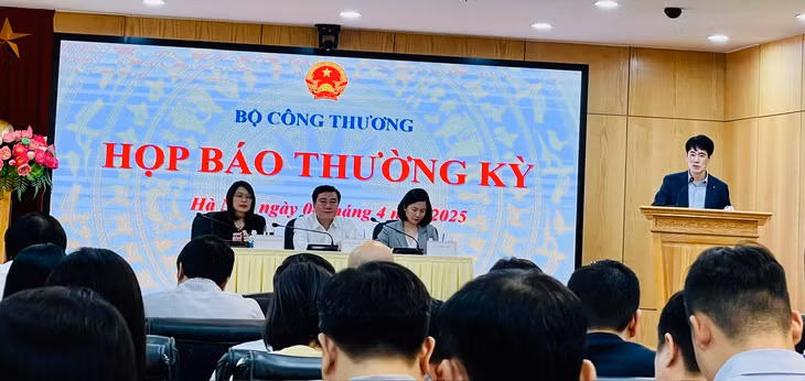 Ông Tạ Hoàng Linh, Vụ Phát triển thị trường nước ngoài phát biểu tại họp báo. Ảnh: Việt Anh