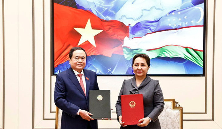 Chủ tịch Quốc hội Trần Thanh Mẫn và Chủ tịch Thượng viện Uzbekistan Tanzila Narbaeva ký kết văn kiện hợp tác giữa Quốc hội hai nước. Ảnh: TTXVN