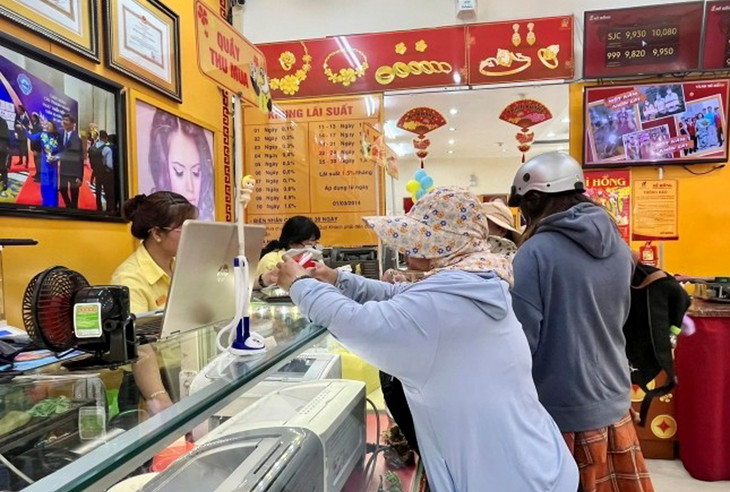 Khách hàng giao dịch tại quầy thu mua vàng