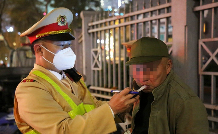 Cảnh sát giao thông Hà Nội kiểm tra nồng độ cồn của người tham gia giao thông