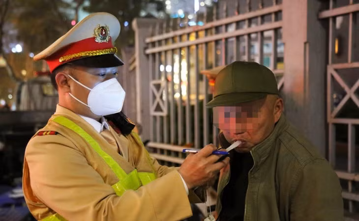 Cảnh sát giao thông Hà Nội kiểm tra nồng độ cồn của người tham gia giao thông