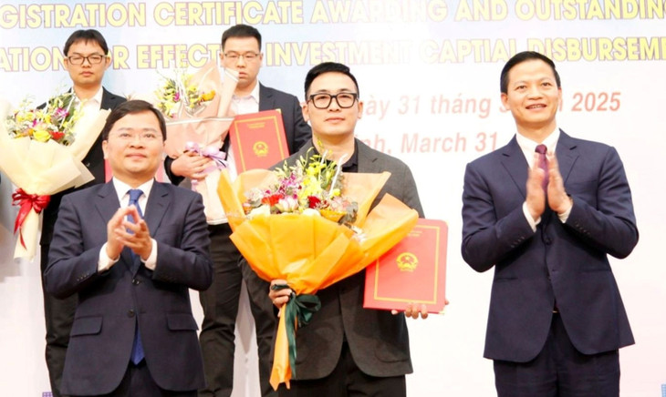 Lãnh đạo tỉnh Bắc Ninh trao chứng nhận đầu tư cho doanh nghiệp sáng 31/3