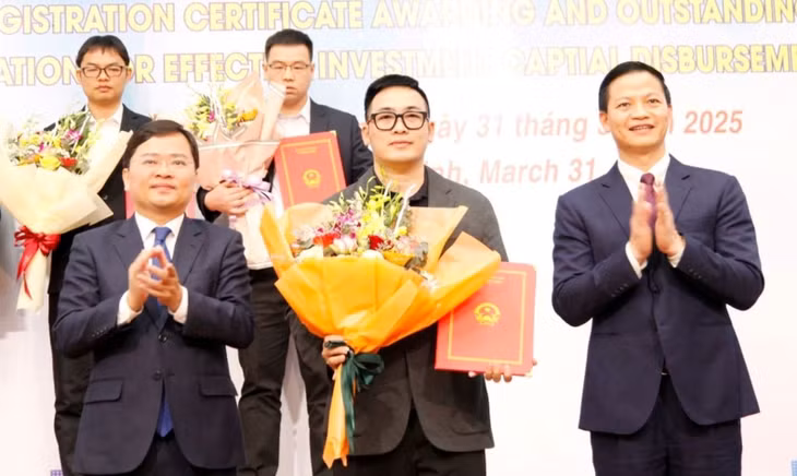 Lãnh đạo tỉnh Bắc Ninh trao chứng nhận đầu tư cho doanh nghiệp sáng 31/3