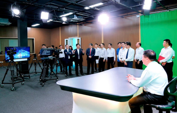 Các đại biểu cùng đi tham quan hệ thống trong ngày khai trương Mô hình quản trị thông minh tại Học viện Chính trị quốc gia HCM (17/9/2024)