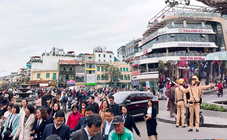 Khu vực quảng trường Đông Kinh - Nghĩa Thục có nhiều người đến tham quan, chụp ảnh trước khi phá dỡ tòa nhà Hàm cá mập