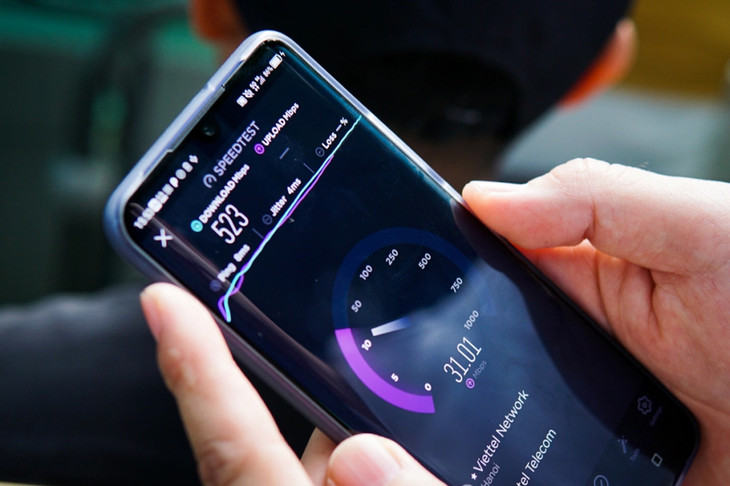 Người dùng trải nghiệm mạng di động 5G