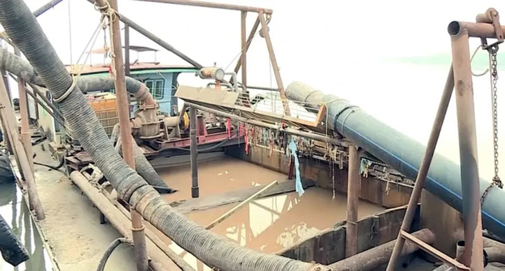 Tàu khai thác cát trái phép trên sông Hồng.
