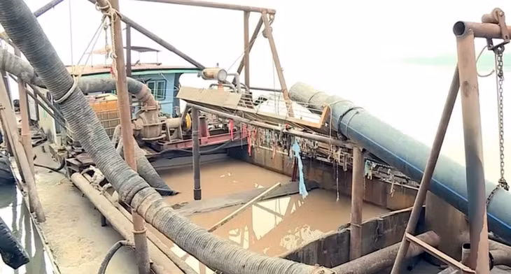 Tàu khai thác cát trái phép trên sông Hồng.