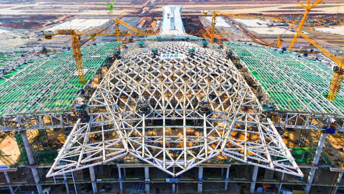 Mái thép trung tâm nhà ga hành khách sân bay Long Thành đã được nâng lên đỉnh mái