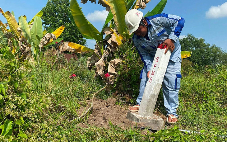 Các công nhân cắm mốc, giao ranh để triển khai dự án cao tốc TP.HCM - Mộc Bài