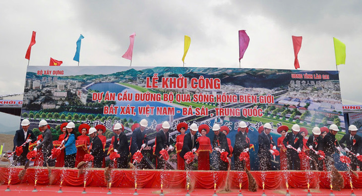 Các đại biểu thực hiện nghi thức động thổ dự án