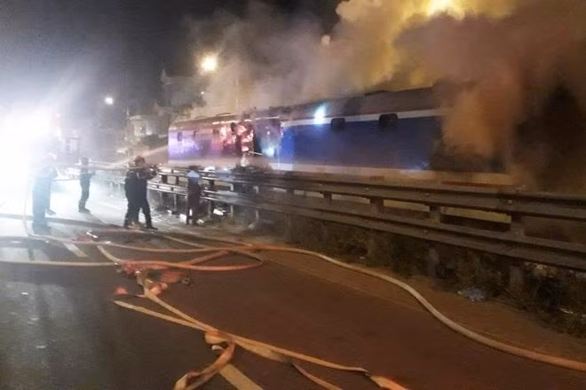 Lực lượng chữa cháy nỗ lực dập tắt đám cháy