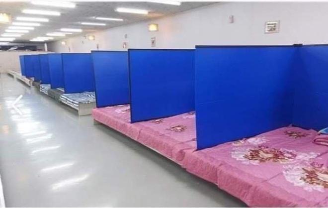 Chỗ ngủ của công nhân Khu công nghiệp Quế Võ (Bắc Ninh) được ngăn bằng vách ngăn và có chăn đệm sạch sẽ.