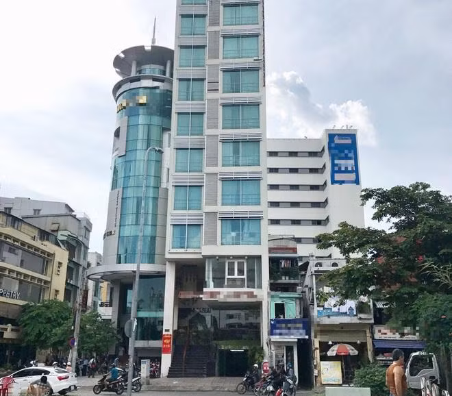 Khách sạn cũng đang được rao bán với giá hàng trăm tỷ đồng