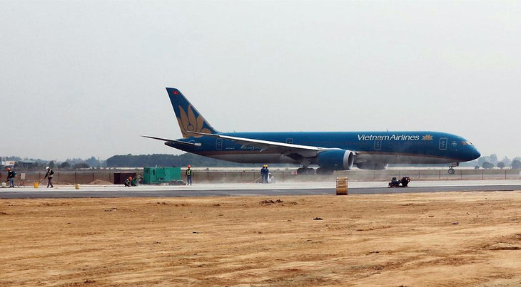 Thi công đường băng 1B tháng 12/2020