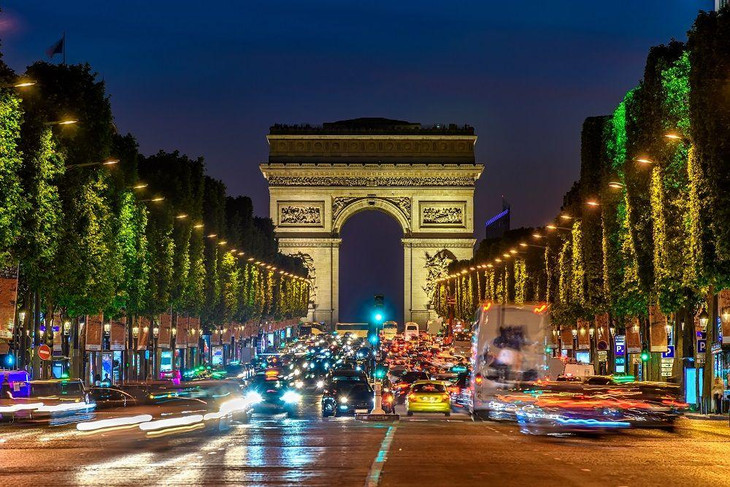 Đại lộ Champs-Élysées là biểu tượng kiến trúc, lịch sử và thương mại thời thượng tại kinh đô ánh sáng Paris
