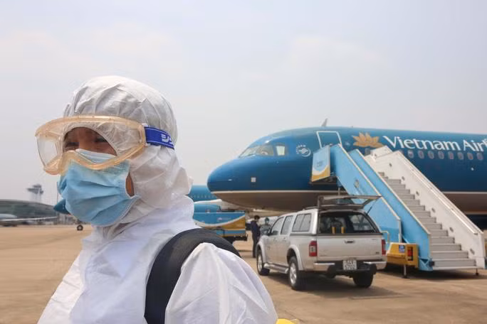 Thực hiện công tác khử trùng máy bay tại sân bay Tân Sơn Nhất