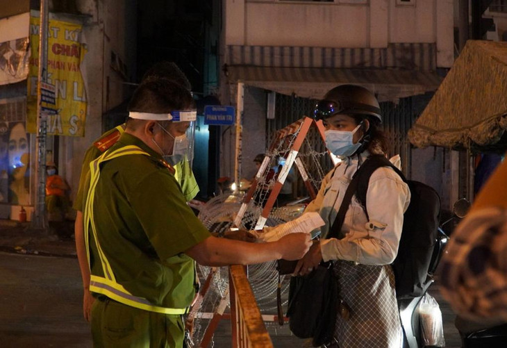 Cảnh sát ở chốt đường Phan Văn Trị, quận Gò Vấp đang kiểm tra người ra vào, khuya 31/5