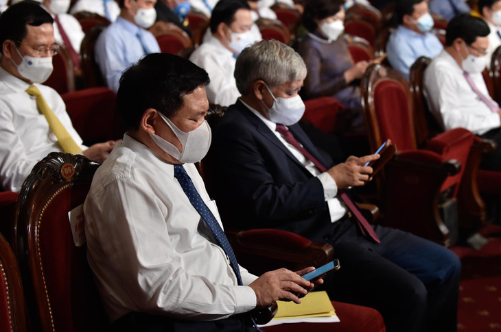 Lãnh đạo các bộ ngành Trung ương nhắn tin ủng hộ cho Quỹ vaccine phòng chống COVID-19 của Chính phủ thông qua cổng 1400. Ảnh VGP