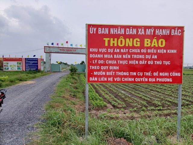 Trước cổng dự án Khu dân cư Rồng Vàng, UBND xã Mỹ Hạnh Bắc (Đức Hòa, Long An) còn gắn thông báo với nội dung dự án chưa đủ điều kiện kinh doanh