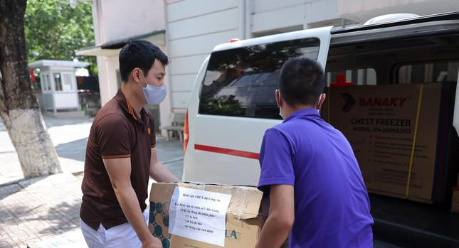 Chiều 3/6, Bệnh viện Y học cổ truyền Bộ Công an đã gửi chi viện cho bệnh viện dã chiến tại tâm dịch Bắc Giang hơn 60 áo chống sốc nhiệt cùng nhiều loại thuốc hỗ trợ phòng, chống dịch.