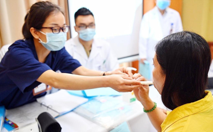 Người tình nguyện theo dõi sức khỏe sau tiêm tại Trường Đại học Y Hà Nội