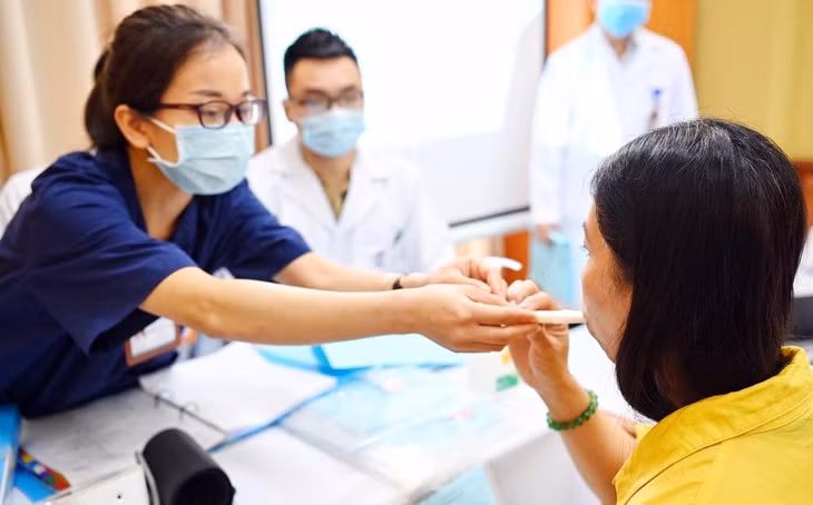 Người tình nguyện theo dõi sức khỏe sau tiêm tại Trường Đại học Y Hà Nội