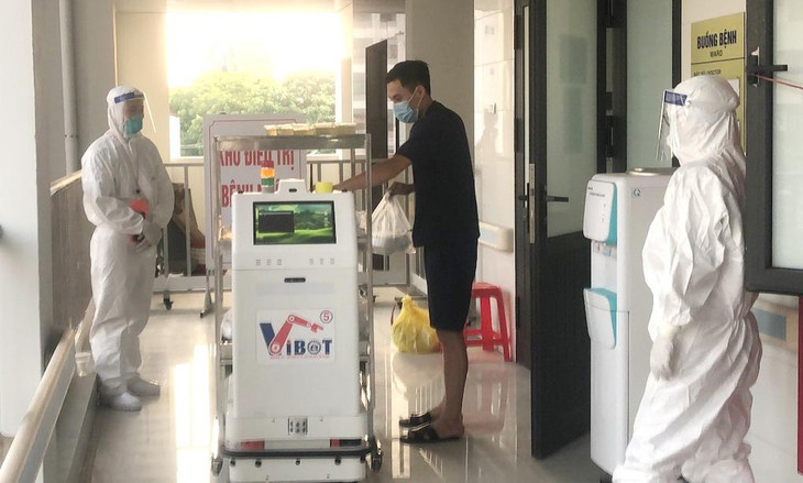Điều khiển Vibot và hướng dẫn bệnh nhân F0 ở bệnh viện đa khoa Bắc Giang tương tác với Robot