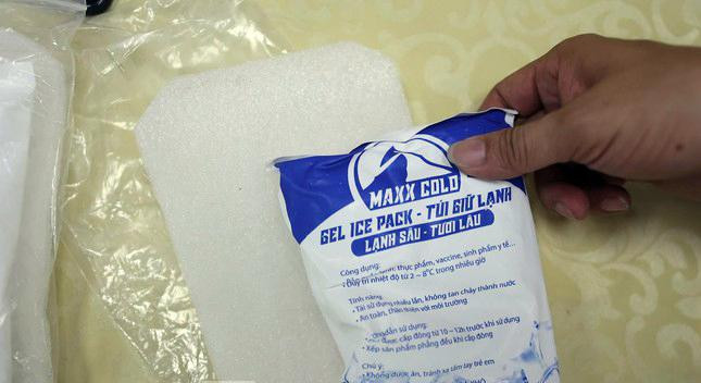 Điểm nhấn của áo chống sốc nhiệt này là các túi đá khô có trọng lượng 500g được bọc bởi một lớp xốp cách nhiệt có độ dày 1cm để tránh đá lạnh tiếp xúc trực tiếp lên da người và được đặt trong túi zip để chống nước, đem lại hiệu quả làm mát nhanh.