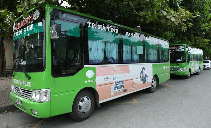 Xe buýt tuyến tuyến Ga Vinh (TP Vinh) - TP Hà Tĩnh trước giờ xuất bến, chiều 7/6