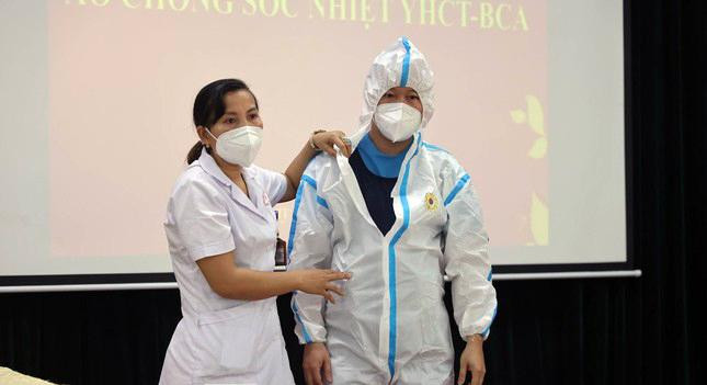 Với tiêu chí chi phí rẻ, hiệu quả và dễ sử dụng, Bệnh viện Y học cổ truyền, Bộ Công an đã sáng tạo mẫu áo chống sốc nhiệt dành cho nhân viên y tế đang thực hiện công tác chống dịch COVID-19 trong điều kiện thời tiết nắng nóng gay gắt.