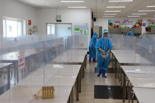 Phòng ăn của công nhân đảm bảo được khử trùng sạch sẽ và có tấm chắn giọt bắn.