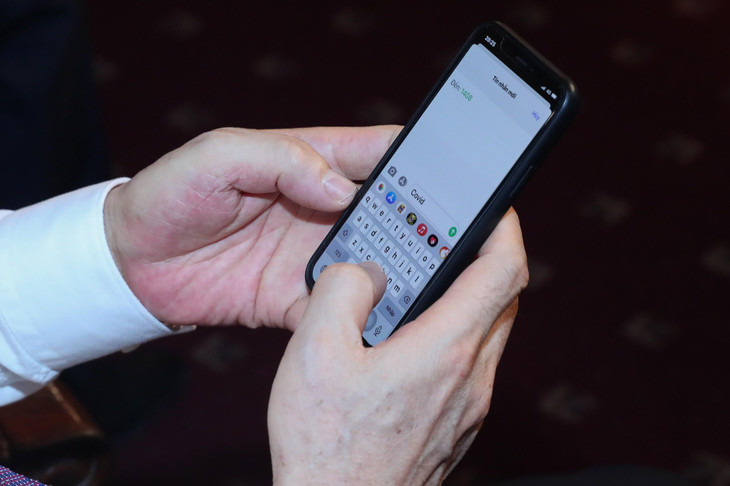 Nhiều đại biểu đã cùng nhắn tin ủng hộ cho Quỹ vaccine phòng chống COVID-19 của Chính phủ thông qua cổng 1400. Ảnh VGP