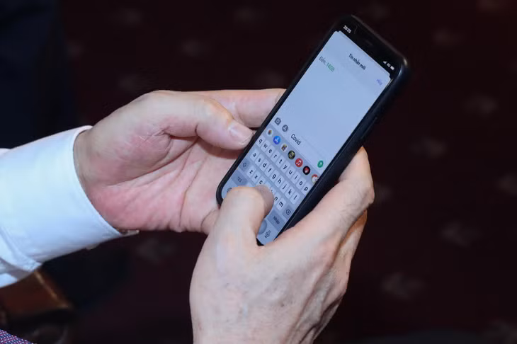 Nhiều đại biểu đã cùng nhắn tin ủng hộ cho Quỹ vaccine phòng chống COVID-19 của Chính phủ thông qua cổng 1400. Ảnh VGP