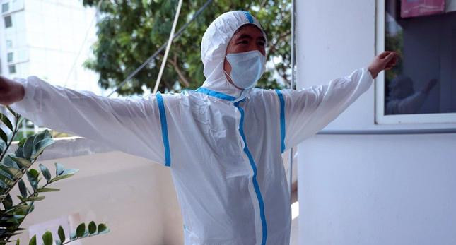 Thiếu tướng Phạm Bá Tuyến, Giám đốc Bệnh viện Y học cổ truyền Bộ Công an, người trực tiếp trải nghiệm áo chống sốc nhiệt cho biết: "chỉ sau vài ngày từ khâu lên ý tưởng và thử nghiệm sản phẩm, lãnh đạo bệnh viện đã chỉ đạo khẩn trương nghiệm thu để nhanh chóng đưa vào sản xuất, cấp phát cho các cán bộ y tế đang làm nhiệm vụ phòng chống dịch ở các tỉnh, đặc biệt là Bắc Giang và Bắc Ninh".