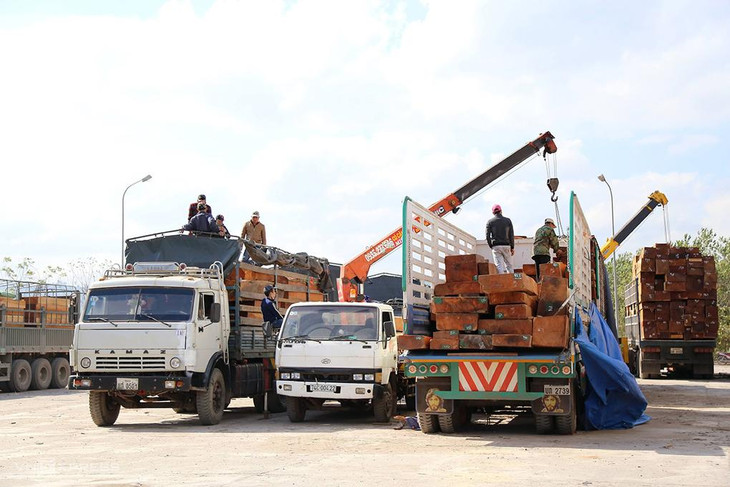 Phương tiện chờ làm thủ tục nhập cảnh tại Cửa khẩu quốc tế Lao Bảo
