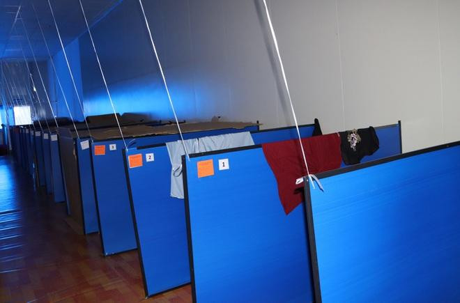 Chỗ ngủ cho công nhân được Công ty TNHH Fine MS Vina sắp xếp ngăn cách bằng vách ngăn ngay tại nhà máy; được vệ sinh, khử khuẩn sạch sẽ.